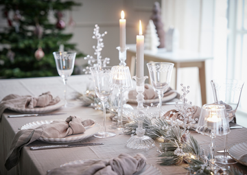 Vackert dukat julbord i nordisk stil med porslin, ljus och naturinspirerad dekoration från Lene Bjerre.