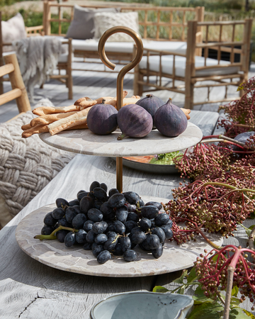Eleganta serveringsfat från Lene Bjerre, perfekt för att servera mat vid olika tillfällen.