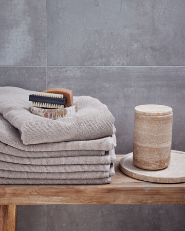Eleganta handdukar från Lene Bjerre i olika färger och storlekar, perfekt för att förhöja din badrumsinredning.