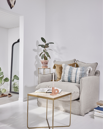 Elegant soffa, puff och fåtölj från Lene Bjerre – stilrena och bekväma möbler för ett vackert hem.