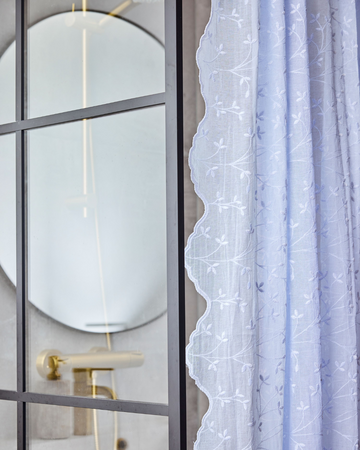 Duschdraperier och badmattor från Lene Bjerre – elegant design för ett stilfullt badrum.