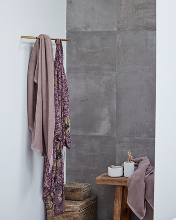 Blandade badrumsprodukter från Lene Bjerre, inklusive handdukar, tvålpumpar och tandborsthållare, arrangerade för att visa deras eleganta och funktionella design.