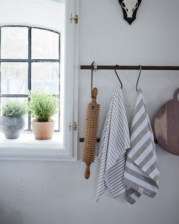 Kökstextilier från Lene Bjerre – inklusive kökshanddukar, grytlappar och förkläden i eleganta mönster och färger.