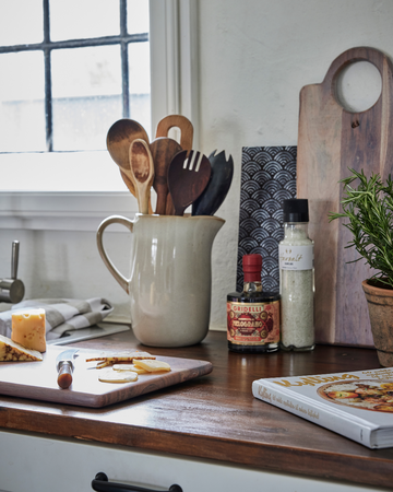 Kökstillbehör från Lene Bjerre – En vacker samling av köksprodukter inklusive redskap och förvaringslösningar.