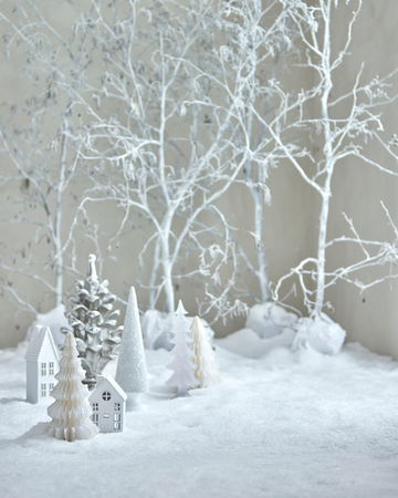 Juldekorationer fra Lene Bjerre – eleganta julekuler, stjerner og andre festlige tilbehør.