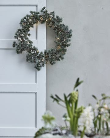 Elegant krans från Lene Bjerre i vacker design, perfekt för dekorering av ditt hem.