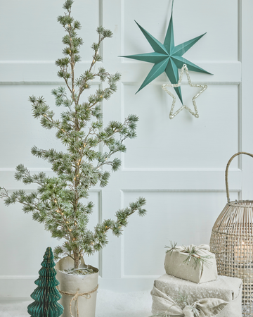 Julgranar från Lene Bjerre – Eleganta och festliga julgranar i olika storlekar och stilar, perfekta för att dekorera ditt hem under julen.