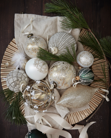 Julgranskula från Lene Bjerre i elegant design, perfekt för att dekorera din julgran.