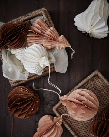 Julprydnad från Lene Bjerre i elegant design, perfekt för att pryda ditt hem under julen.