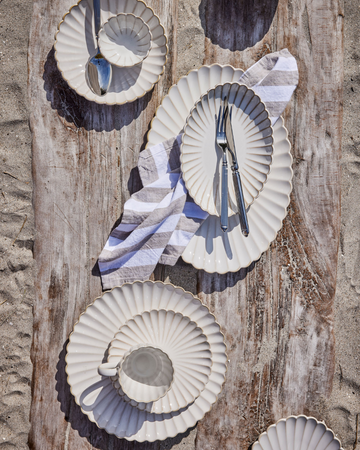 Camille servis från Lene Bjerre - En elegant och tidlös porslinsservis med stiliga detaljer, perfekt för alla tillfällen.