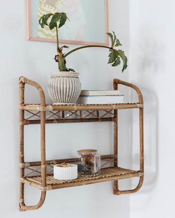 Elegant och funktionell hylla från Lene Bjerre – perfekt för modern inredning.