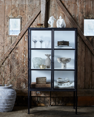 Elegant skåp och byrå från Lene Bjerre – stilren och praktisk förvaring.