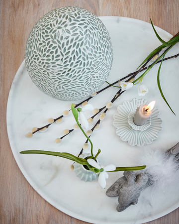 Stilfulla Lene Bjerre påskljusstakar som skapar en varm och inbjudande atmosfär.