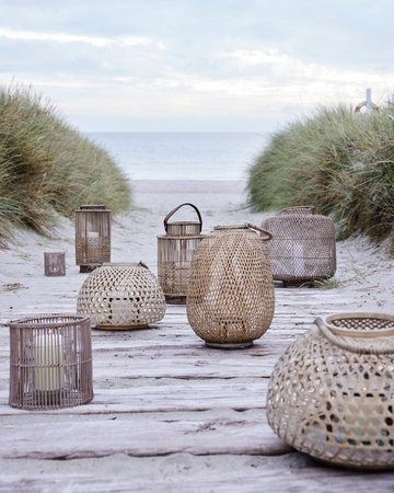 Elegant lykta från Lene Bjerre, perfekt för att skapa en mysig stämning i ditt hem.