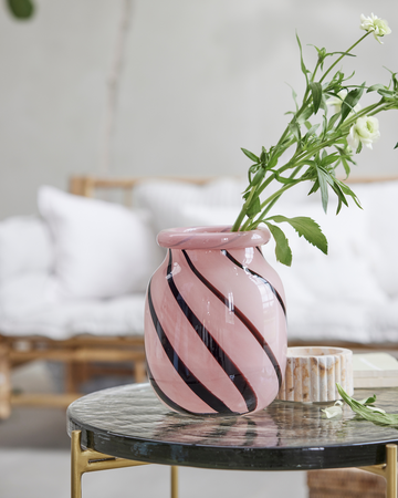 Stilrena och eleganta vaser och flaskor från Lene Bjerre – perfekta för att förhöja inredningen i ditt hem.