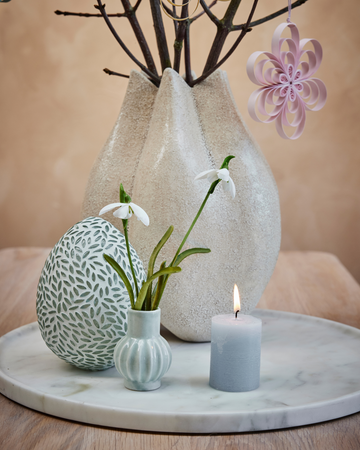 Stämningsfulla påskljus som sprider ett mjukt och behagligt sken till din påskdukning - Lene Bjerre