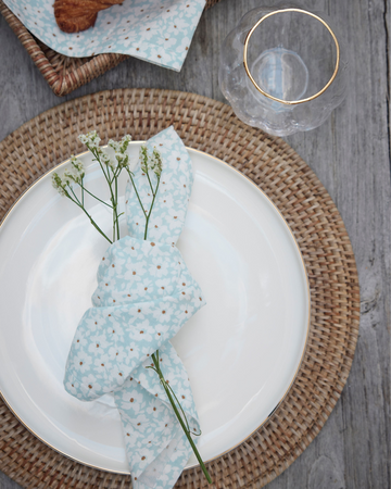 Elegant servett från Lene Bjerre i stilfull design, perfekt för att förhöja ditt dukade bord.