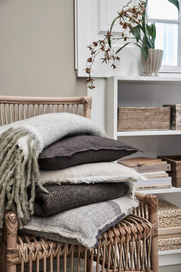 Grå soffkuddar i skandinavisk design - Lene Bjerre