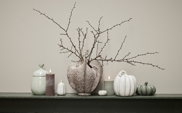 Halloween-dekoration från Lene Bjerre i elegant nordisk stil med pumpor och stearinljus.