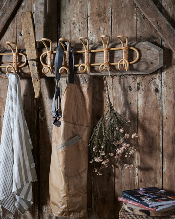 Klädhängare från Lene Bjerre i elegant skandinavisk design, perfekt för hallen eller sovrummet.