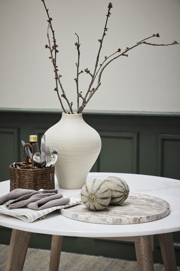 Randig kökshandduk i skandinavisk stil – praktisk och dekorativ.