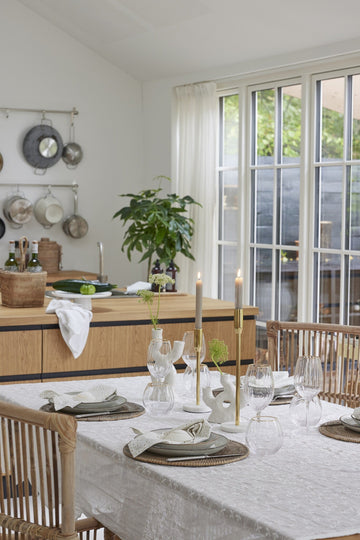 Ljus linneduk som ger en naturlig och elegant känsla till matbordet.