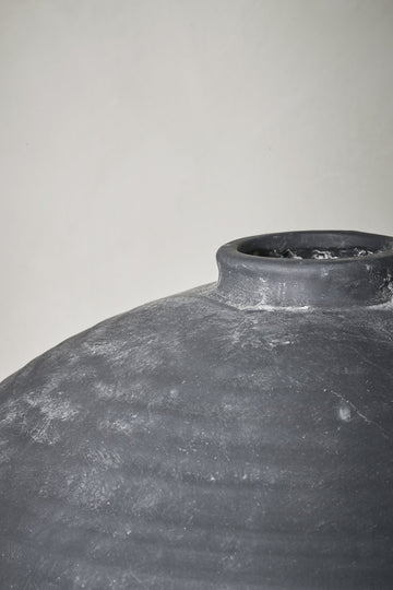 Catia vas H57 cm. antikk svart keramik