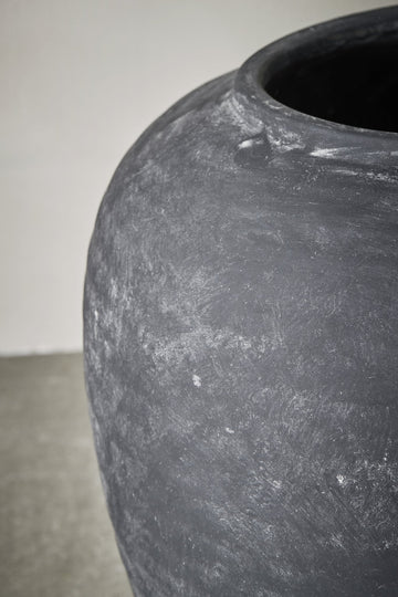 Catia vas H55 cm. antikk svart keramik