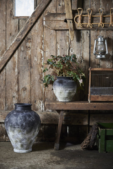 Anna kruka H26,5 cm. antikk svart keramik