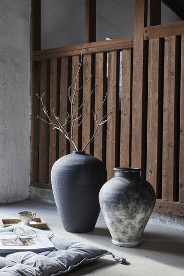 Anna vas H48 cm. antikk svart keramik