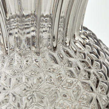 Utforska våra glasvaser i klarglas, vitt och sandtoner. Mjuka former, eleganta linjer och vacker glans till ditt hem.