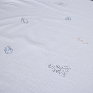 Nerina bordsduk broderad 220x140 cm. Vit