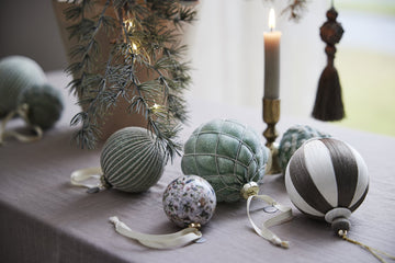 Astrid ornament H16 cm. mörkröd